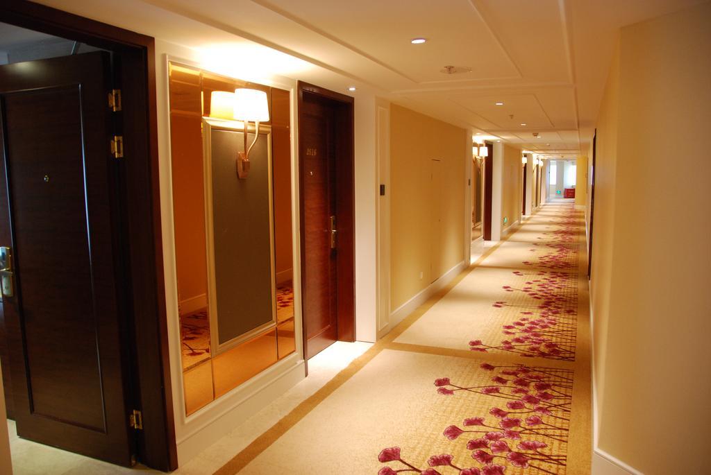 New Era Hotel Кунмин Екстериор снимка